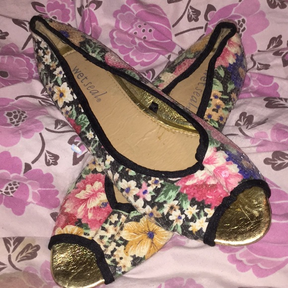 Wet seals flats with flowers - Picture 1 of 3